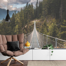 Een fotobehang met de Ponte Sospeso in de Dolomieten, afgebeeld in een woonkamer.