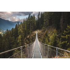 De hangbrug in de Dolomieten in Italië, met bergen op de achtergrond, afgebeeld op een indrukwekkend fotobehang.