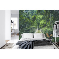 Een fotobehang met een hangbrug omringd door tropische planten, weergegeven in een slaapkamer.