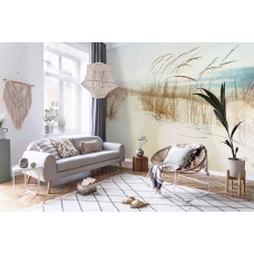 Een fotobehang met helmgras dat groeit langs een zandstrand met uitzicht op zee, perfect voor een woonkamer.