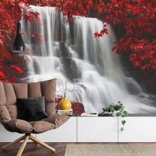 Een warm fotobehang van een waterval en boslandschap in herfsttinten, geschikt voor een huiskamer.