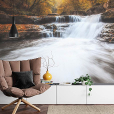 Een rustgevend fotobehang met natuurlijke herfsttinten en een waterval, ideaal voor een huiskamer.