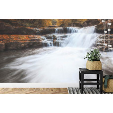 Een inspirerend fotobehang van een herfstbos met een serene waterval, ideaal voor een keuken.
