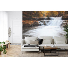 Een prachtig fotobehang met een herfstige waterval in een bosrijk landschap, geschikt voor een woonkamer.