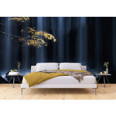 Een fotobehang van een herfsttak bij een waterval met rotsen en gouden tinten in een slaapkamer.