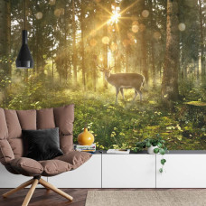 Een fotobehang met een hert dat tussen zonnestralen in een bos staat in een huiskamer.