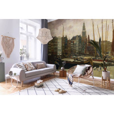 Een woonkamer met fotobehang met een historisch stadsbeeld van het Damrak in Amsterdam, met iconische huizen, de Oudekerkstoren en een sfeervolle weergave van de binnenhaven.