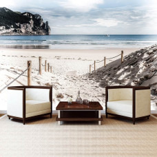 Een fotobehang van een strandpad dat leidt naar zee, zichtbaar in een huiskamer.