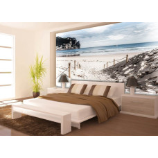 Een fotobehang van een strandpad dat leidt naar zee, zichtbaar in een slaapkamer.