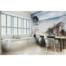 Een fotobehang van een strandpad dat leidt naar zee, zichtbaar in een woonkamer.