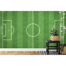 Een fotobehang met een uitgestrekt grasveld en een voetbal in een kinderkamer.