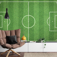 Een fotobehang met een uitgestrekt grasveld en een voetbal in een woonkamer.