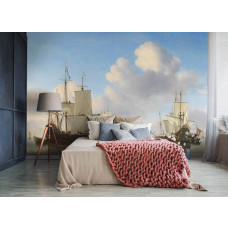 Een slaapkamer met een fotobehang met Hollandse oorlogsschepen op een kalme zee, met gehesen zeilen en een sloep onder trompetgeschal, geïnspireerd op Willem van de Velde II’s meesterwerk.