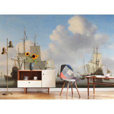 Een stijlvolle woonkamer met een fotobehang met Hollandse oorlogsschepen op een kalme zee, met gehesen zeilen en een sloep onder trompetgeschal, geïnspireerd op Willem van de Velde II’s meesterwerk.