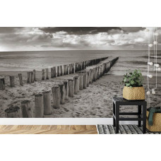 Een fotobehang met een sfeervol strandlandschap in zwart-wit, ideaal voor een keuken.
