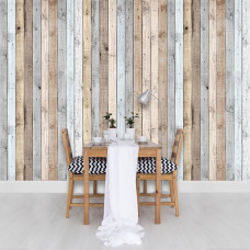 Een fotobehang met gekleurde houten planken tegen de muur in de keuken.