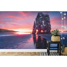 Een fotobehang met een uniek beeld van Hvitserkur bij zonsondergang, perfect voor een kantoor.