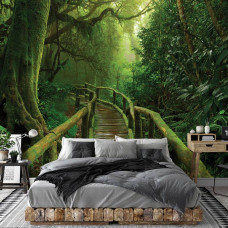 Een fotobehang met een tropische bosomgeving met een brug, geschikt voor zowel een woonkamer als een slaapkamer.