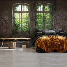 Een fotobehang met planten die een verlaten gebouw overnemen, speciaal voor een huiskamer.