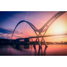 Infinity Bridge bij zonsondergang in Engeland, prachtig vastgelegd op dit fotobehang.