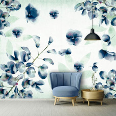 Een verfachtig fotobehang van inktbloemen in paars en blauw te zien in de huiskamer.