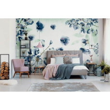 Een verfachtig fotobehang van inktbloemen in paars en blauw te zien in de slaapkamer.
