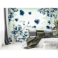 Een verfachtig fotobehang van inktbloemen in paars en blauw te zien in de woonkamer en slaapkamer.