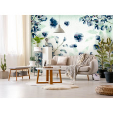 Een verfachtig fotobehang van inktbloemen in paars en blauw te zien in de woonkamer.