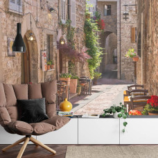 Een fotobehang met een charmante straat in Rovinj, afgebeeld in een woonkamer.