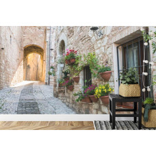 Een fotobehang met een sfeervolle Italiaanse steeg, weergegeven in een huiskamer.