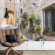 Een fotobehang met een Italiaanse straat vol historische charme, afgebeeld in een slaapkamer.