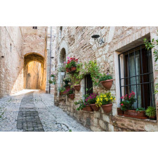 Een smalle Italiaanse straat in een pittoreske stad, afgebeeld op een sfeervol fotobehang.