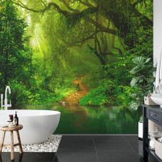 Een fotobehang met een magische jungle vol tropische planten en een helder meer, afgebeeld in een badkamer.