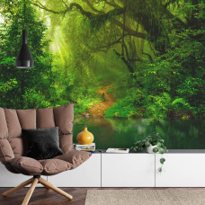Een fotobehang met een jungle met tropische flora en een meer, afgebeeld in een woonkamer.