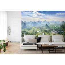 Een fotobehang met het unieke karstgebergte in het pittoreske dorpje Yangshuo in China, ideaal voor een woonkamer.