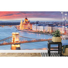 Een fotobehang met de Kettingbrug in een avondlicht, afgebeeld in een huiskamer.