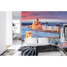 Een fotobehang met de historische Kettingbrug over de rivier in Boedapest, weergegeven in een slaapkamer.