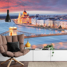 Een fotobehang met de Kettingbrug in Boedapest met het parlementsgebouw op de achtergrond, afgebeeld in een woonkamer.