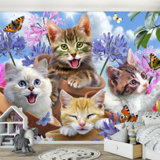 Een fotobehang met vrolijke katten en vlinders, geschikt voor een kinderkamer.