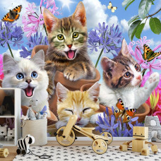 Een fotobehang met kittens en vlinders in een speelse selfie-stijl, ideaal voor de speelkamer.