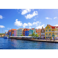 Fotobehang met de kleurrijke huizen van Willemstad op Curaçao.