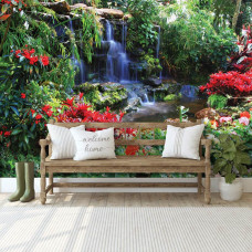 Een fotobehang van een kleurrijke jungle met een waterval en groene planten in de huiskamer.