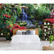 Een fotobehang van een kleurrijke jungle met een waterval en groene planten in de slaapkamer.