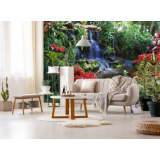Een fotobehang van een kleurrijke jungle met een waterval en groene planten in de woonkamer.