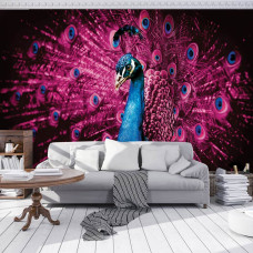 Een fotobehang van artistieke pauwveren in paarse en roze kleuren in vliesbehangstijl voor een woonkamer.