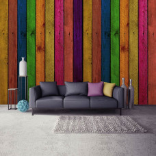 Een fotobehang met kleurrijke planken van hout in industriėle stijl voor de woonkamer.