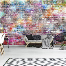 Een fotobehang van een kleurrijke graffiti-muur met bakstenen en muurschildering te zien in de woonkamer.