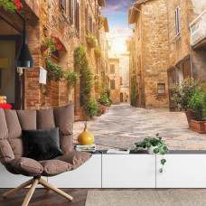 Een fotobehang met een sfeervolle Italiaanse steeg, afgebeeld in een slaapkamer.