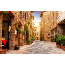 Een kleurrijke straat in Pienza, Toscane, Italië, weergegeven op een levendig fotobehang.