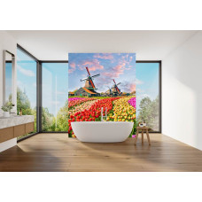 Fotobehang met een kleurrijk tulpenlandschap in een moderne badkamer.
